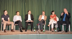 V.l.: Dominik Oberhofer (NEOS), Sven Knoll (STF), Stefan Zelger (Moderator), Thomas Pupp (SPÖ), Andrea Haselwanter-Schneider (Liste Fritz), Rudi Federspiel (FPÖ))