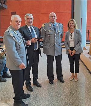 Foto da sinistra a destra: Fähnrich Gernot Schobert, Vicepresidente Josef Noggler, Oberstabsfeldwebel Achim Höll e Consigliera Michela Calzà (Foto: Reservisten Bundeswehr Oberhessen)