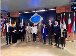 Il presidente Paccher (terzo da dx.) all’assemblea della CALRE a Bruxelles